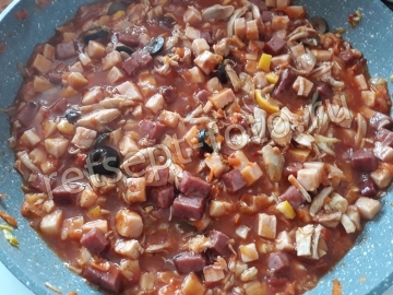 Солянка с курицей, ветчиной и вяленой говядиной