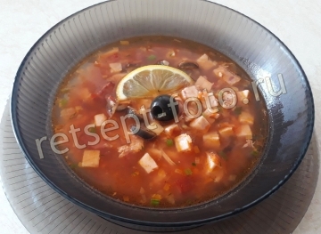 Солянка с курицей, ветчиной и вяленой говядиной