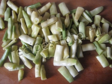 Спаржевая фасоль с чесноком и яйцом