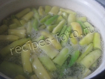 Спаржевая фасоль с чесноком и яйцом