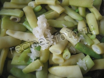Спаржевая фасоль с чесноком и яйцом