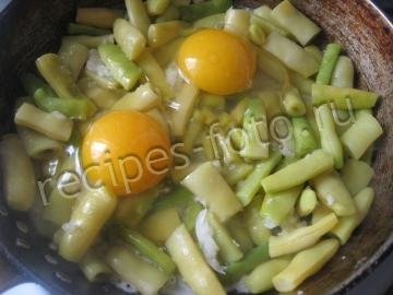 Спаржевая фасоль с чесноком и яйцом