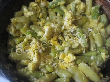Спаржевая фасоль с чесноком и яйцом