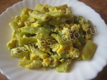 Спаржевая фасоль с чесноком и яйцом