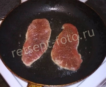 Стейки из свинины на сковороде