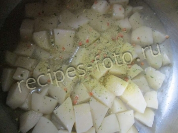 Суп томатный с колбасой и огурцами