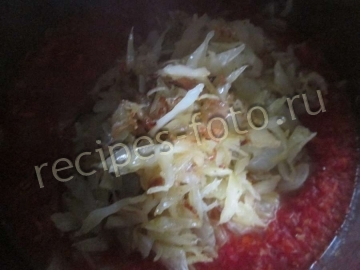 Суп томатный с колбасой и огурцами