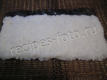 Суши с лососем и огурцом