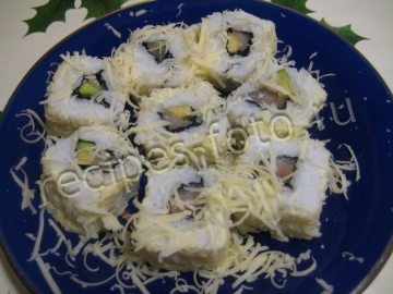 Суши со скумбрией, авокадо и сыром дома