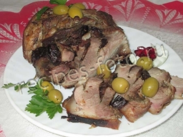 Свиная рулька с черносливом в духовке