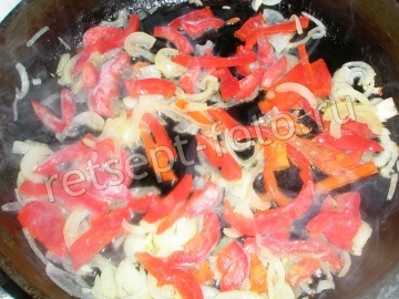Свинина с яблоками, перцем и медом на сковороде