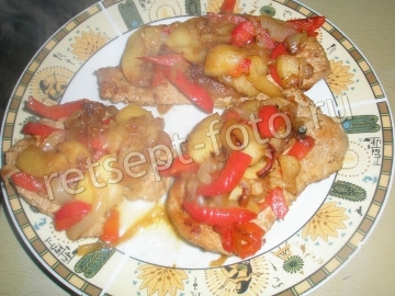Свинина с яблоками, перцем и медом на сковороде