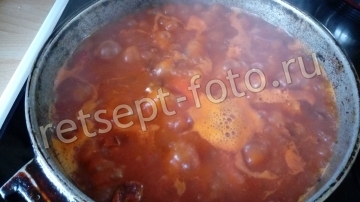 Свинина с перцем и помидорами на сковороде