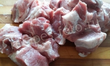 Свинина тушеная с луком и чесноком на сковороде