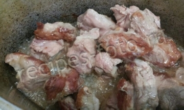 Свинина тушеная с луком и чесноком на сковороде