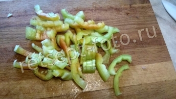 Свинина в вине с овощами и соусом