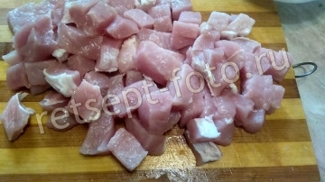 Свинина в вине с овощами и соусом