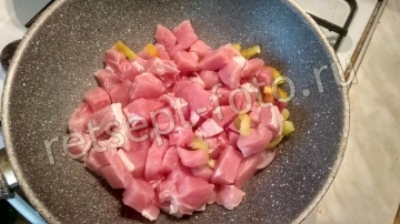 Свинина в вине с овощами и соусом
