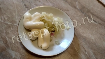 Свинина в вине с овощами и соусом