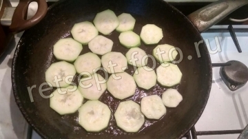 Свинина в вине с овощами и соусом