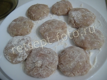 Свиные котлеты с картошкой и хлебом