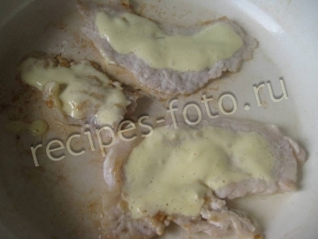 Свиные отбивные с грибами и сыром на сковороде