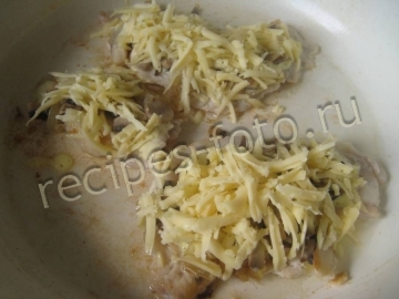 Свиные отбивные с грибами и сыром на сковороде