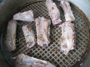 Свиные ребрышки с картошкой на сковороде