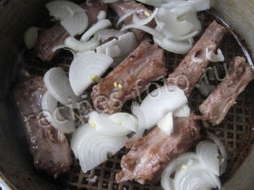 Свиные ребрышки с картошкой на сковороде