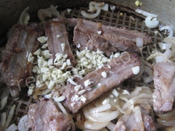 Свиные ребрышки с картошкой на сковороде