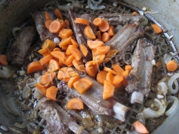 Свиные ребрышки с картошкой на сковороде