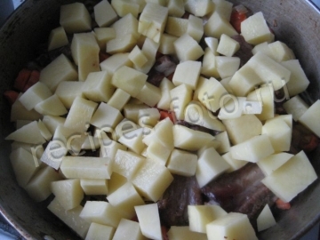 Свиные ребрышки с картошкой на сковороде