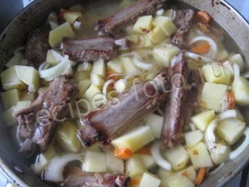 Свиные ребрышки с картошкой на сковороде