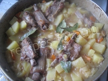 Свиные ребрышки с картошкой на сковороде