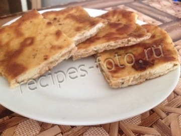Сырные лепешки на кефире с начинкой на сковороде (с сыром, творогом и зеленью)