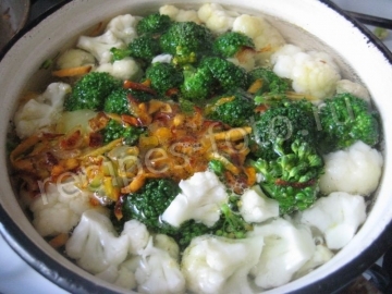 Сырный суп с плавленым сыром, кабачками и цветной капустой