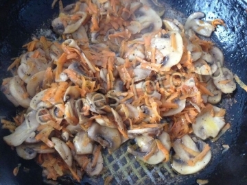 Сырный суп с курицей и грибами