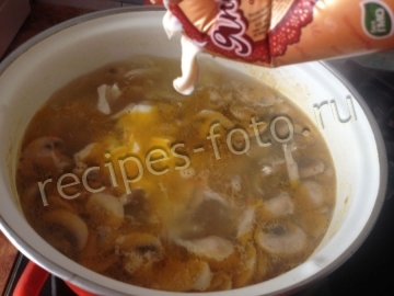 Сырный суп с курицей и грибами
