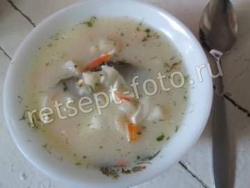 Сырный суп с сосисками и яйцом