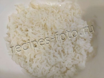 Сытный салат с колбасой и рисом