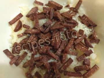 Сытный салат с колбасой и рисом