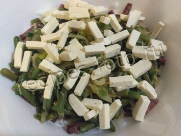 Сытный салат с колбасой и рисом