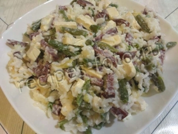 Сытный салат с колбасой и рисом