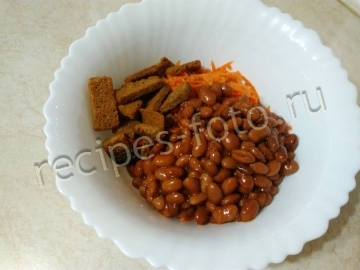 Сытный салат с копченой курицей, помидорами и сухариками