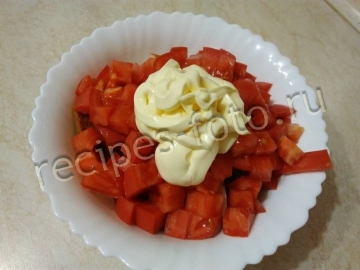 Сытный салат с копченой курицей, помидорами и сухариками