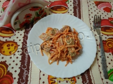 Сытный салат с копченой курицей, помидорами и сухариками