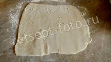 Тарталетки из слоеного теста с сыром и помидорами