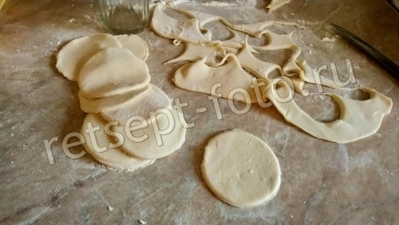 Тарталетки из слоеного теста с сыром и помидорами