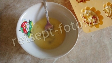 Тарталетки из слоеного теста с сыром и помидорами