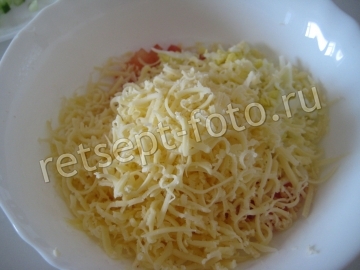 Тарталетки с колбасой, сыром и помидорами